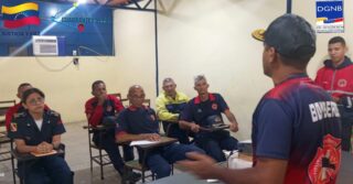 🚒 Inicio de Cursos para Oficiales Subalternos | Proceso de Ascensos 2026

Continuando con el compromiso de fortalecer la capacitación continua y el crecimiento profesional del personal bomberil, el día de hoy se dio inicio a los Cursos de Oficiales Subalternos, enmarcados en el Proceso de Ascensos 2026.

Esta importante jornada formativa busca reforzar los conocimientos, habilidades técnicas, liderazgo, disciplina y vocación de servicio de nuestros funcionarios, garantizando una preparación integral acorde a las exigencias del Sistema Nacional de Bomberos.

La Dirección General Nacional de Bomberos reafirma su compromiso con la formación permanente, la excelencia operativa y el fortalecimiento institucional de los hombres y mujeres que día a día trabajan por la seguridad y protección del pueblo venezolano.

¡Formación, disciplina y vocación al servicio de la Patria!

#BomberosDeVenezuela #DirecciónGeneralNacionalDeBomberos #ProcesoDeAscensos2026 #OficialesSubalternos #CapacitaciónContinua