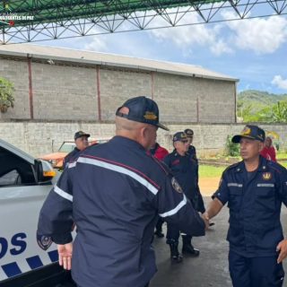 🚒 Inspección al Cuerpo de Bomberos del Municipio Piar | Upata, Edo. Bolívar

La Dirección General Nacional de Bomberos continúa fortaleciendo las acciones de seguimiento, supervisión y acompañamiento a los distintos cuerpos bomberiles del país.

En esta oportunidad, se realizó una inspección al Cuerpo de Bomberos del Municipio Piar, en Upata, estado Bolívar, supervisión que estuvo a cargo del Primer General (B) Juan Carlos González, Director General Nacional de Bomberos y Presidente del FONBE.

Esta jornada tuvo como objetivo evaluar las condiciones operativas, capacidades de respuesta, organización interna y necesidades institucionales, garantizando así un servicio cada vez más eficiente para la protección del pueblo.

Estas acciones reafirman el compromiso de seguir impulsando el trabajo articulado, la prevención, la gestión de riesgos y la atención oportuna ante emergencias.

¡Seguimos trabajando por una Venezuela más segura y protegida!

#BomberosDeVenezuela #DirecciónGeneralNacionalDeBomberos #FONBE #MunicipioPiar #Upata