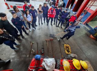 ¡Formación de alto nivel para nuestros héroes! 

La Sub-Estación N° 10 de BRIFOR (Brigada Forestal de Caracas) se convirtió en el escenario de un valioso intercambio de conocimientos al recibir a los Bomberos de La Trinidad para el desarrollo del Taller Intensivo de Ofidiología.

Durante una jornada de 9 horas, los funcionarios fortalecieron sus destrezas en el manejo seguro, identificación y protocolos de emergencia ante serpientes, una herramienta clave para su labor en el campo.

Agradecemos enormemente al ponente Mauricio Marrero, cuya experiencia y conocimiento técnico guiaron con éxito esta enriquecedora capacitación.

¡Seguimos sumando esfuerzos para la prevención y la protección de nuestras comunidades y el entorno forestal! 

#BriforCaracas #BomberosLaTrinidad #Ofidiologia #BrigadaForestal #CaracasSegura