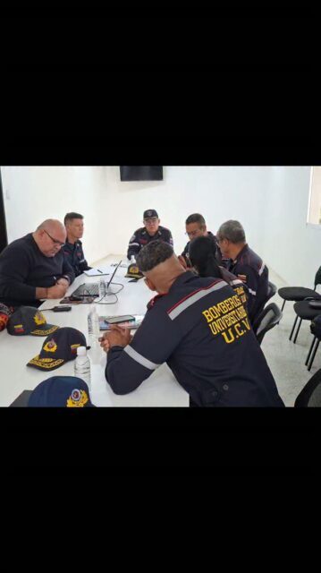 ¡Fortaleciendo la excelencia y el liderazgo bomberil en la UCV!
Bajo el liderazgo del Primer General Juan Carlos González, Director General Nacional de Bomberos y Bomberas, se llevó a cabo una importante mesa de trabajo que contó con la presencia de la comandante de los Bomberos Universitarios de la UCV, orientada a definir las líneas estratégicas sobre formación, capacitación continua y los procedimientos de ascensos.
Este encuentro de alto nivel permite unificar criterios e impulsar el desarrollo profesional de nuestros efectivos, garantizando que el crecimiento institucional responda a la meritocracia, la disciplina y la preparación constante.
Déjales tu mensaje de reconocimiento y apoyo a nuestros bomberos en los comentarios. 👇
#BomberosUCV #BomberosNacionalBolivariano #dgnb #Venezuela
