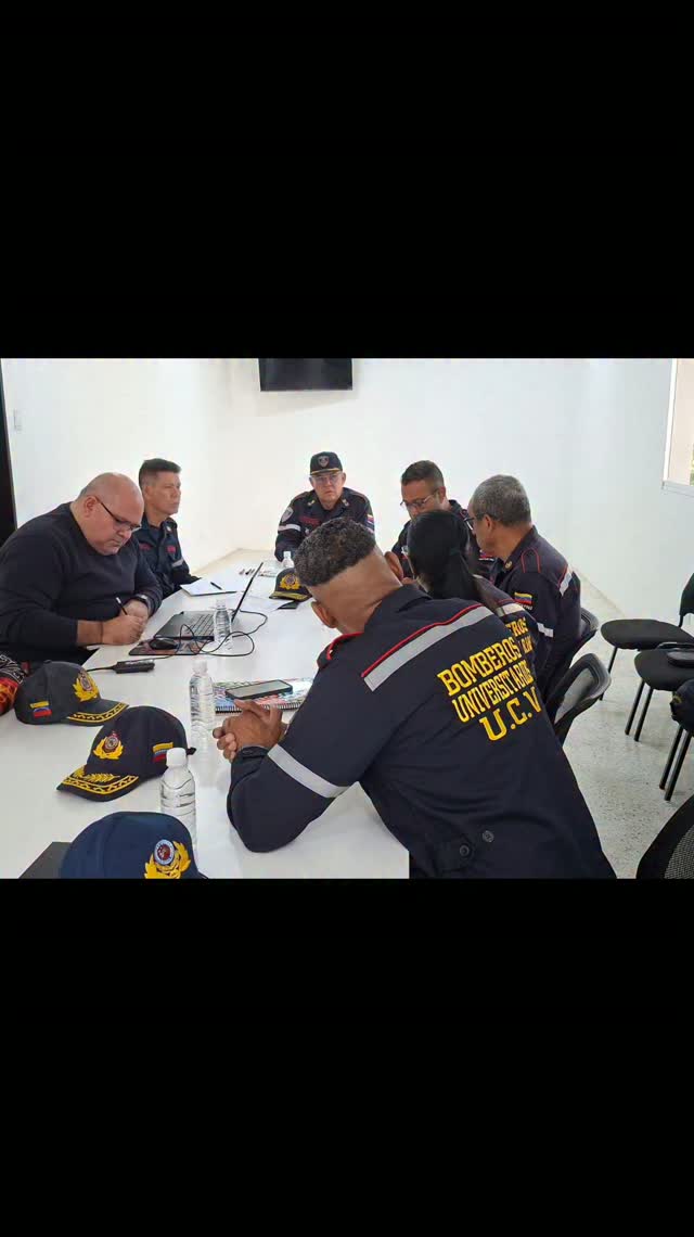 ¡Fortaleciendo la excelencia y el liderazgo bomberil en la UCV!
Bajo el liderazgo del Primer General Juan Carlos González, Director General Nacional de Bomberos y Bomberas, se llevó a cabo una importante mesa de trabajo que contó con la presencia de la comandante de los Bomberos Universitarios de la UCV, orientada a definir las líneas estratégicas sobre formación, capacitación continua y los procedimientos de ascensos.
Este encuentro de alto nivel permite unificar criterios e impulsar el desarrollo profesional de nuestros efectivos, garantizando que el crecimiento institucional responda a la meritocracia, la disciplina y la preparación constante.
Déjales tu mensaje de reconocimiento y apoyo a nuestros bomberos en los comentarios. 👇
#BomberosUCV #BomberosNacionalBolivariano #dgnb #Venezuela