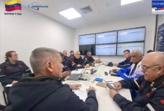 Gran jornada de discusión y evaluación de ascensos para el personal uniformado en las categorías Universitario, Voluntarios y Marinos, de igual forma la representación del Cuerpo de Bomberos de Carúpano.

El proceso fue liderizado por el Viceministro de Gestión de Riesgo y Protección Civil, Almirante Juan Carlos Oti Paituvi, en compañía del P/G (B) Dr. Juan Carlos González, Director General Nacional de Bomberos, y la honorable junta evaluadora.

Un paso fundamental en el reconocimiento a la dedicación y el compromiso inquebrantable de nuestros hombres y mujeres al servicio de la nación.

¡La excelencia y el mérito son reconocidos!

#Ascensos2025 #PersonalUniformado #ReconocimientoAlMérito #GestiónDeRiesgos #ProtecciónCivil #AlmiranteOtiPaituvi #DGNB #BomberosVenezuela #Marinos #Voluntarios #ServicioPúblico #Carúpano #Venezuela