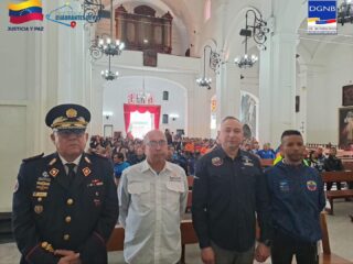🙏🏽 Celebrando la Misión de Proteger y Servir

¡En el marco del Aniversario #24 de Protección Civil, nuestro Viceministro de Gestión de Riesgo y Protección Civil Almirante Juan Carlos Oti, junto al 
Director General Nacional de Bomberos y Bomberas, el P/G (B) Dr. Juan Carlos González, dijeron presente en la Misa en Acción de Gracias!

De igual forma estuvieron en la celebración de la liturgia el Viceministro de Asuntos Religiosos y Culto de Venezuela Edgar Arteaga, el Presidente de Funvisis, Copedri, entre otros.

Un momento de profunda reflexión y agradecimiento por la labor incansable de todos los hombres y mujeres que conforman el Sistema Nacional de Gestión de Riesgos. 

Renovamos nuestro compromiso con la prevención, la atención y la seguridad de nuestro pueblo.

La unión y el trabajo conjunto entre los Bomberos y Protección Civil son pilares fundamentales para la protección de la Patria.

¡Seguimos adelante, fortaleciendo la capacidad de respuesta y la vocación de servicio!

#BomberosVenezuela #ProteccionCivil #GestiónDeRiesgos #AniversarioPC #MisaAcciónDeGracias #PrimerGeneralGonzalez #JuanCarlosGonzález #SeguridadCiudadana #ServicioPúblico #UniónYCompromiso #HéroesDeLaPatria