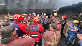 🚨 ¡Controlado Incendio en Santa Mónica! 🚨

Reportamos un incendio que afectó varios vehículos en el sótano de la Residencia Yurubi, ubicada en la calle Marco Antonio Solís, Santa Mónica (Parroquia San Pedro, Municipio Libertador).

✅ Gracias a la rápida acción, no se reportan heridos ni fallecidos. Aproximadamente 150 personas fueron desalojadas de manera preventiva.

🚒 Las operaciones estuvieron dirigidas por el P/G (B) Dr. Juan Carlos González y el Gral (B) Jorge Galindo, Jefe de Área de operaciones del Cuerpo de Bomberos de Caracas, en perfecta sinergia entre Bomberos de Caracas, Protección Civil, CPNB y Policía Municipal. 

Contamos con el apoyo de ambulancias y equipos de rescate, Brigadas de Restablecimiento y apoyo vial (vías rápidas) 

🛠️ En este momento, se continúan las labores de refrescamiento y el patrón de búsqueda en el sitio.

@minjusticia_ve @mazo4f @dcabellor @vgrpc_mijp @otipaituvi @dgnbenlinea @jgonzalezgeneral 
#juntosporlavidaylapaz
#SantaMonica #Caracas #Incendio #BomberosDeCaracas #ProteccionCivil #Sucesos #Rescate