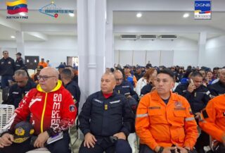 La Dirección Nacional de Protección Civil y Administración de Desastres se complace en celebrar el XXIV Aniversario de Protección Civil con un Simposio lleno de conocimiento y experiencia. 🧡

La actividad se está realizando el día de hoy en las instalaciones de la UNES Catia y cuenta con la destacada presencia de nuestro Viceministro de Prevención, Seguridad Ciudadana y Cuadrantes de Paz, Endes Palencia, el
Viceministro de Gestión de Riesgo y Protección Civil, el Almirante Juan Carlos Oti Paituvi, y el Director General Nacional de Bomberos, el P/G (B) Dr. Juan Carlos González, entre otras autoridades.

¡Gracias a todos por permanecer dentro del simposio! Si no pudiste asistir presencialmente, la invitación está abierta para todo el público a través de nuestro enlace por Zoom, ya que aún continuamos con el ciclo de ponencias. 

Hasta el momento se han llevado las ponencias sobre el manejo de las cuencas hidrograficas y el manejo de los embalses para la generación de energía eléctrica sobre la óptica de la Gestión de Riesgos.

¡Seguimos trabajando por la prevención y la seguridad del pueblo! 🇻🇪

  #ProteccionCivil
  #GestionDeRiesgo
  #PCAD
  #XXIVAniversarioPC
  #SimposioPC
  #UNES
  #SeguridadCiudadana
  #BomberosVenezuela
  #AlmiranteOtiPaituvi
  #JuanCarlosGonzalez
  #Venezuela
  #Prevencion
  #Servicio
  #Emergencia