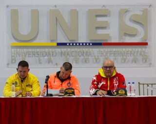 La Dirección Nacional de Protección Civil y Administración de Desastres finalizó con éxito el Simposio que se realizó en el marco de su XXIV Aniversario, una jornada clave llena de experiencia y reflexión.

El evento se llevó a cabo en las instalaciones de la Universidad Nacional Experimental de la Seguridad (UNES) Catia, y hoy contó con la distinguida presencia de importantes autoridades que realzaron su relevancia:

• El Ministro del Poder Popular para el Transporte, Ramón Velázquez Araguayán.
• El Viceministro de Prevención, Seguridad Ciudadana y Cuadrantes de Paz, Endes Palencia.
• El Viceministro de Gestión de Riesgo y Protección Civil, el Almirante Juan Carlos Oti Paituvi.
• El Director General Nacional de Bomberos, el P/G (B) Dr. Juan Carlos González
• El Rector de la Universidad Nacional Experimental de la Seguridad (UNES), M/G Fabio Zavarse 

El día estuvo marcado por alrededor de la presentación de 10 ponencias esenciales, bajo temas cruciales: "Construyendo la Resiliencia Hidrogeomorfológica en Venezuela", "Gobernanza", "Visión 360° en la Gestión del Riesgo", "Lecciones Aprendidas 2025" y "Escenarios para el 2026".

¡Seguimos fortaleciendo la cultura preventiva y la capacidad de respuesta en la nación! 🇻🇪
.
.
.
.
.
@minjusticia_ve @mazo4f @dcabellor @vgrpc_mijp @otipaituvi @dgnbenlinea @jgonzalezgeneral 

#juntosporlavidaylapaz #ProteccionCivil #GestionDeRiesgo #PCAD #XXIVAniversarioPC #SimposioPC #UNESCatia #Venezuela #Resiliencia #Gobernanza #Prevencion #GestionDelRiesgo #Vision360 #Hidrogeomorfologia #SeguridadCiudadana #RamonVelazquez #EndesPalencia #AlmiranteOtiPaituvi