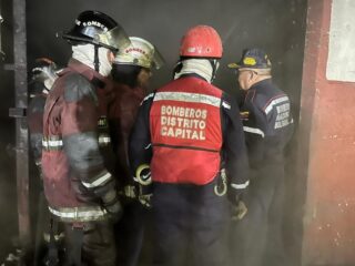 Nuestro Primer General Dr Juan Carlos González se encuentra junto a los compañeros del sistema de gestión de riesgo que conforman la zoedan capital en la Parroquia coche, mercado mayorista de coche inmerca, en un incendio de magnitud el cual está controlado, en estos momentos en labores de refrescamiento; se evitó la propagación a locales aledaños sin heridos ni víctimas que lamentar.