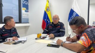 Esta mañana, el Primer General (B) PhD. Juan Carlos González en su carácter de Director Nacional de Bomberos y Presidente del FONBE se reunió con el equipo de la Dirección General Nacional de Bomberos (DGNB) para abordar temas de vital importancia para nuestro personal y para los bomberos de todo el territorio nacional.
La colaboración y el intercambio de ideas son clave para seguir mejorando nuestros servicios y garantizar la seguridad de nuestras comunidades.
¡Juntos avanzamos hacia un mejor futuro! 🔥🤝
@minjusticia_ve @mazo4f @dcabellor @vgrpc_mijp @otipaituvi
#juntosporlavidaylapaz #DGNB #Bomberos #UnidosPorLaSeguridad