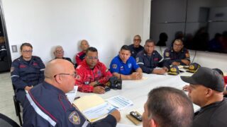 La tarde de este Jueves 29 de Enero, el Primer General (B) PhD. Juan Carlos González en su carácter de Director Nacional de Bomberos y Presidente del FONBE se reunió con el equipo de la Dirección General Nacional de Bomberos (DGNB) para abordar temas de vital importancia para nuestro personal y para los bomberos de todo el territorio nacional.
Haciendo énfasis en Plan Nacional de Protección para la Prevención y Atención en Períodos Festivos, de Asueto y Vacacionales, destacando el dispositivo de seguridad "Carnavales Seguros 2026". Esta iniciativa busca garantizar la tranquilidad y seguridad de todos los ciudadanos durante las festividades.
La colaboración y el intercambio de ideas son clave para seguir mejorando nuestros servicios y garantizar la seguridad de nuestras comunidades.
@minjusticia_ve @mazo4f @dcabellor @vgrpc_mijp @otipaituvi
#juntosporlavidaylapaz #DGNB #Bomberos #UnidosPorLaSeguridad