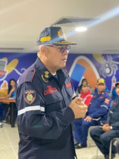 Siguiendo instrucciones de la Presidenta Encargada de la República Delcy Rodríguez y lineamientos del Vicepresidente Sectorial para la Seguridad Ciudadana y Paz Capitán Diosdado Cabello Rondón, y de el Viceministro para la Gestión de Riesgo Alm. Juan Oti Paituvi, el Primer General (B) PhD. Juan Carlos González, en su rol como Director General Nacional de Bomberos y Presidente del FONBE, llevó a cabo una importante reunión en Punto Fijo Edo. Falcón con los Comandantes de las Estaciones del Cuerpo de Bomberos de la entidad.
El encuentro tuvo como objetivo principal compartir, escuchar y aclarar dudas sobre las perspectivas de los presentes. Además, el equipo del FONBE presentó información clave sobre sus funciones, conforme a lo estipulado en la Ley Orgánica del Servicio de los Cuerpos de Bomberos.
Un paso más hacia la mejora y fortalecimiento de nuestros héroes de la vida diaria.
¡Juntos, seguimos trabajando por la seguridad de todas las comunidades!
@minjusticia_ve @mazo4f @dcabellor @vgrpc_mijp @otipaituvi @jgonzalezgeneral #juntosporlavidaylapaz #Bomberos #SeguridadCiudadana #GestiónDeRiesgos #FONBE