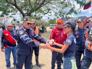 Fortaleciendo el despliegue Semana Santa Segura 2026. 🕊️

El Director General Nacional de Bomberos y Presidente del FONBE, Primer General (B) PostDoc. Juan Carlos González Rodríguez, realizó un recorrido de supervisión por los puntos de control de la Región Central.

Específicamente desde el punto de control Los Guayos, el General González Rodríguez compartió un refrigerio logístico e intercambió estrategias con los funcionarios de los distintos órganos de seguridad ciudadana presentes. 

Esta acción reafirma el compromiso de trabajar como un solo equipo para garantizar el bienestar y la protección de todos los temporadistas en esta Semana Mayor.

¡Seguridad y Prevención en cada kilómetro! 🚒🛡️

#SemanaSantaSegura2026 #BomberosVenezuela #FONBE #SeguridadCiudadana #TunelLaCabrera