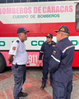 Domingo de Ramos 🌿🇻🇪
En el marco del inicio de la Semana Santa 2026, el Primer General (B) Dr. Juan Carlos González Rodríguez, Director General Nacional de Bomberos y Presidente del FONBE, realizó un importante recorrido de supervisión y acompañamiento en los templos más emblemáticos de nuestra capital.
Durante la jornada del Domingo de Ramos, el Director General visitó:
📍 Basílica de Santa Teresa
📍 Iglesia de San Francisco
📍 Catedral de Caracas
📍 Iglesia de La Candelaria
El objetivo de esta visita fue verificar los dispositivos de seguridad, prevención y atención ciudadana desplegados por nuestros héroes y heroínas de azul, garantizando que el pueblo venezolano pueda ejercer su fe en espacios seguros y resguardados.
🛡️👨🚒 Desde la Dirección General Nacional de Bomberos y el FONBE, seguimos comprometidos con el bienestar de la ciudadanía en cada rincón del país.
¡Disciplina y Abnegación!
#BomberosVenezuela #DGNB #FONBE #SemanaSanta2026 #DomingoDeRamos