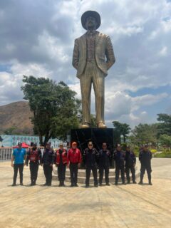 Fortaleciendo el despliegue Semana Santa Segura 2026. 🕊️

El Director General Nacional de Bomberos y Presidente del FONBE, Primer General (B) PostDoc. Juan Carlos González Rodríguez, realizó un recorrido de supervisión por los puntos de control de la Región Central.

Específicamente desde el punto de control Guacara, el General González Rodríguez compartió un refrigerio logístico e intercambió estrategias con los funcionarios de los distintos órganos de seguridad ciudadana presentes. 

Esta acción reafirma el compromiso de trabajar como un solo equipo para garantizar el bienestar y la protección de todos los temporadistas en esta Semana Mayor.

¡Seguridad y Prevención en cada kilómetro! 🚒🛡️

#SemanaSantaSegura2026 #BomberosVenezuela #FONBE #SeguridadCiudadana #TunelLaCabrera