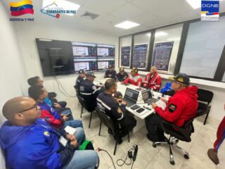 Bajo la dirección del P/G (B) Postdoc. Juan Carlos González Rodríguez, Director General Nacional de Bomberos y Presidente del FONBE, se llevó a cabo la IV Videoconferencia Nacional del 2026.
🇻🇪
En este encuentro estratégico con los Primeros Comandantes de todo el país, Jefes de REDAN y ZOEDAN, se trazaron las hojas de ruta para fortalecer nuestra capacidad operativa y académica.
Entre los puntos clave abordados destacan:
🔹Coordinación del Operativo Semana Santa 2026.
🔹 Procesos de Acreditación por Experiencia y Cursos de Ascensos.
🔹 Planificación de Cursos Nacionales.
🔹 El rol estratégico de las Redes Sociales en la gestión bomberil.
¡Seguimos avanzando en la consolidación del Sistema Nacional de Bomberos!
#BomberosVenezuela #FONBE #SeguridadCiudadana #SemanaSanta2026 #FormaciónBomberil