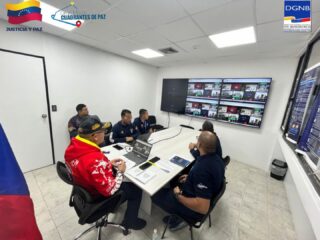 🛡️ ¡PREPARADOS PARA UNA SEMANA SANTA SEGURA 2026!
Bajo las directrices del Viceministro de Prevención, Seguridad Ciudadana y Cuadrantes de Paz, G/D Endes Palencia, se llevó a cabo una importante videoconferencia estratégica de cara al próximo operativo Semana Santa Segura 2026.
En este encuentro virtual participó el Primer General (B) Dr. Juan Carlos González Rodríguez, Director General Nacional de Bomberos y Presidente del FONBE, junto a su equipo de trabajo.
El objetivo central es coordinar el despliegue nacional de nuestros héroes de azul y rojo para garantizar el resguardo, la atención y la paz de todas las familias venezolanas durante el asueto santo.
¡La prevención es nuestra mayor victoria! 🇻🇪🚒
#SemanaSantaSegura2026 #SeguridadCiudadana #CuadrantesDePaz #BomberosVenezuela #PrevencionEsVencer