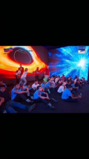 ¡El conocimiento no tiene límites y nuestros pequeños héroes lo saben muy bien! 🌟

Bajo el lema “Jugando también se aprende”, vivimos una jornada extraordinaria en la Expo Niños en el Espacio. La Capitán Edith Bazán, junto a tres valiosas bomberas, guió a 35 talentosos integrantes de la Brigada Juvenil “Primer General Juan Carlos” de la Estación de Bomberos La Trinidad en un inolvidable viaje al Sistema Solar. 🌌☄️

Fue un día lleno de descubrimientos, curiosidad y mucha emoción. Acompañados de representantes, nuestros brigadistas no solo se divirtieron, sino que reforzaron sus conocimientos científicos en un entorno creativo diseñado para inspirar a las futuras generaciones. ✨

Para nosotros, ver sus rostros de asombro y alegría al explorar los misterios del universo es la mejor recompensa. Creemos firmemente que la educación, cuando se mezcla con la experiencia práctica, deja huellas imborrables en el corazón de nuestros niños.

¡Gracias a quienes hicieron posible esta aventura espacial y a nuestros brigadistas por su compromiso constante con el aprendizaje! 🚒💫

#BomberosLaTrinidad #BrigadaJuvenil #AprendizajeDivertido #JugandoTambienSeAprende #ExpoNiñosEnElEspacio