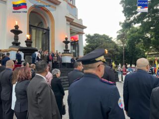 Hoy, domingo 19 de abril, nos unimos a la conmemoración de los 216 años del inicio de nuestra Independencia, un hito histórico que marcó el destino de libertad de nuestra nación.

En representación del gremio bomberil, el P/G (B) PostDh. Juan Carlos González, Director General Nacional de Bomberos y Presidente del Fonbe, asistió a la solemne Ceremonia de Izada de la Bandera Nacional. 

El acto tuvo lugar en el Conjunto Monumental Panteón Nacional y Mausoleo del Libertador, iniciando en las primeras horas de la madrugada para rendir honores a nuestros próceres.

Acompañado por las máximas autoridades del país, reafirmamos nuestro compromiso con los valores republicanos y el servicio abnegado a la patria.

¡Honor y Gloria a quienes forjaron nuestro camino a la libertad!

#19DeAbril #IndependenciaDeVenezuela #BomberosDeVenezuela #PanteonNacional #PatriaLibre
