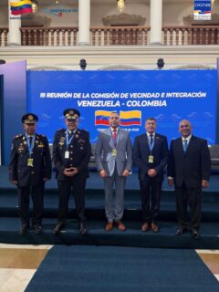 Vía 📲 cancilleria_ve Este jueves se instalaron en Caracas las 11 mesas de trabajo de la IlI Reunión de la Comisión de Vecindad e Integración Venezuela-Colombia, en la Casa Amarilla.

 Las delegaciones abordaron temas clave: comercio, industria, turismo, energía, salud, ambiente, seguridad, defensa, educación, cultura, asuntos fronterizos, consulares, migratorios y aduaneros. 

El canciller Yván Gil destacó que esta es “una valiosa oportunidad para fortalecer la cooperación” entre ambos países hermanos, en beneficio de sus pueblos y regiones fronterizas.

La reunión, que concluye el 24 de abril, refuerza la integración basada en diálogo, confianza y desarrollo compartido.