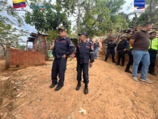 DESPLIEGUE OPERATIVO EN LA PARROQUIA COCHE

Se informa a la comunidad sobre una situación de emergencia atendida en el Sector Bolivariano (parte alta), Km 02 de la Parroquia Coche, debido a una fisura detectada en la tubería principal de gas de la zona.

Como medida de seguridad y resguardo, se mantiene un perímetro preventivo que abarca aproximadamente 600 viviendas aledañas.

El operativo cuenta con la presencia directa del Primer General (B) PhD Juan Carlos González, Director General Nacional de Bomberos, quien supervisa las maniobras de control junto al personal de bomberos.

Asimismo, se encuentran desplegados equipos especializados de PDVSA Gas, funcionarios de la Policía de Caracas y comisiones del Cuerpo de Policía Nacional Bolivariana (CPNB) trabajando de forma articulada.

Se exhorta a los vecinos de los sectores cercanos a mantener la calma, evitar el uso de fuentes de ignición o llamas abiertas en las cercanías y seguir estrictamente las indicaciones de los cuerpos de seguridad presentes.

Las autoridades competentes ya se encuentran ejecutando las labores técnicas para solventar la falla y garantizar la seguridad de todas las familias del sector.

#Coche
#SeguridadCiudadana
#Bomberos
#Prevención
#Caracas