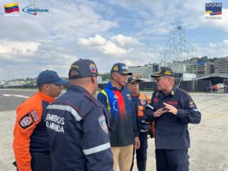 🛡️ Seguridad Garantizada en La Carlota

Bajo las instrucciones del Almirante Juan Carlos Oti Paituvi, el General (B) PhD Juan Carlos González Rodríguez, Director General Nacional de Bomberos, se encuentra desplegado en las instalaciones de la Base Aérea Generalísimo Francisco de Miranda.

En un recorrido de inspección junto al Viceministro de Prevención, Seguridad Ciudadana y Cuadrantes de Paz, G/D Endes Palencia, se supervisan minuciosamente todos los protocolos de prevención y los dispositivos de emergencia.

El objetivo es claro: brindar la máxima protección y tranquilidad a todos los asistentes que se darán cita en el concierto. 

¡Nuestros héroes de azul trabajan sin descanso para que tu única preocupación sea disfrutar! 👨‍🚒💪

#BomberosDeVenezuela #SeguridadCiudadana #LaCarlota #PrevenciónEsClave #JuanCarlosGonzálezRodríguez