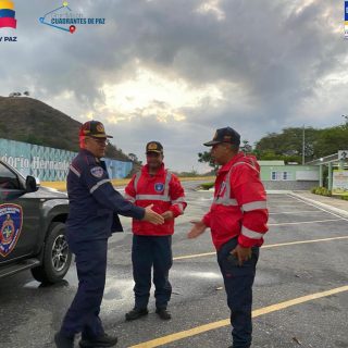 ‎📸 ¡SUPERVISIÓN DIRECTA EN LA ARC! 🚒
‎
‎Nuestro Director General Nacional de Bomberos y Presidente del FONBE, Primer General Juan Carlos González, se encuentra desplegado en el terreno, realizando una inspección y supervisión directa en todos los puntos de control y prevención a lo largo de la Autopista Regional del Centro (ARC).
‎
‎Esta importante fiscalización operacional tiene como objetivo constatar la eficiencia y el apresto de cada puesto de seguridad establecido por el Sistema Nacional para la Gestión de Riesgo, en el marco del resguardo de los ciclistas de alto rendimiento que participan en la actividad “Pedaleando por la Gloria 200K”, con motivo del 205° Aniversario de la Batalla de Carabobo.
‎
‎Con el despliegue de la Brigada Motorizada (GRUMAE), nuestros funcionarios acompañan y protegen el paso del pelotón de atletas que se desplaza desde la Ciudad Capital.
‎
‎Garantizamos la seguridad vial y la prevención integral con liderazgo, presencia en el terreno y máxima capacidad operativa.
‎
‎¡El trabajo en equipo consolida la paz de nuestra Patria!
‎
‎¡Disciplina y Abnegación! 🔥🇻🇪
‎
‎#BomberosDeVenezuela #GestionDeRiesgo #SupervisionOperativa
‎#ARC
‎#Carabobo