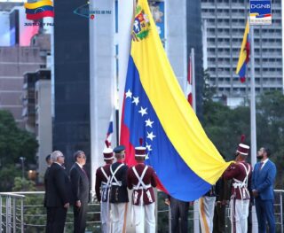 ¡Honor y Gloria a los héroes de la Patria! 🇻🇪🔥
En el marco de la conmemoración de los 205 años de la gloriosa Batalla de Carabobo, la Dirección General Nacional de Bomberos se hizo presente en el Altar de la Patria.
Nuestro Director General Nacional de Bomberos y Presidente del FONBE, el Primer General Juan Carlos González, participó activamente en la solemne Ofrenda Floral ante los restos inmortales del Libertador Simón Bolívar en el Panteón Nacional.
Con profundo respeto y compromiso revolucionario, rendimos tributo a la gesta heroica que consolidó nuestra independencia, reafirmando el espíritu de servicio, disciplina y abnegación que caracteriza a nuestros hombres y mujeres de azul. ¡Ayer en el campo de batalla, hoy protegiendo al pueblo! 💪🚒
¡Que viva la Patria! ¡Que viva Carabobo!
#BomberosDeVenezuela #BatallaDeCarabobo #205Años #PanteónNacional #PatriaGrande