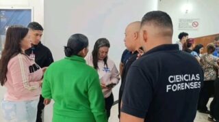 Directora General del Senamecf supervisa procesos de identificación y entrega de víctimas tras el terremoto

La directora general del Servicio Nacional de Medicina y Ciencias Forenses (Senamecf), Dra. @lissettmorenori realizó un recorrido por las áreas operativas con el propósito de garantizar el cumplimiento de los protocolos de entrega de víctimas del terremoto a sus familiares.

Durante la visita, la Dra. Moreno sostuvo encuentros con los responsables de las distintas áreas tales como: recepción, identificación y documentación, para revisar procedimientos, tiempos de atención y medidas de acompañamiento a las familias afectadas. La inspección buscó asegurar que cada entrega se realice con respeto, transparencia y conforme a los estándares técnicos y humanitarios establecidos.

La Directora enfatizó la importancia de mantener coordinación permanente entre equipos técnicos y administrativos para garantizar procesos ordenados y oportunos, así como el apoyo psicológico y la orientación necesaria a los familiares durante los trámites. 

Con estas acciones, el Senamecf reafirma su compromiso de brindar atención eficiente y respetuosa a la ciudadanía en momentos de emergencia, tal como lo ha indicado la Presidenta Encargada Delcy Rodríguez y el ministro Disodado Cabello Rondón.

Prensa Senamecf
