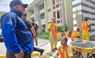 Diosdado Cabello inspecciona acondicionamiento del núcleo de la Universidad Simón Bolívar en la Guaira como campamento transitorio

Este sábado, el vicepresidente Sectorial de Política, Seguridad Ciudadana y Paz, capitán Diosdado Cabello Rondón, realizó un recorrido por las instalaciones del núcleo de la Universidad Simón Bolívar en el estado La Guaira. Las cuales, estan siendo acondicionadas como campamento transitorio para atender a las familias afectadas por el evento telúrico del 24 de junio.

Durante el recorrido, Diosdado Cabello, evaluó la estructura del recinto y coordinó la logística de habilitación. A su vez,  destacó que el lugar recibirá en las próximas horas a ciudadanos que esperan la revisión de sus viviendas.

“Aquí ya hay un equipo que está revisando las casas cercanas, y se les informa a las personas si pueden o no regresar a sus hogares. Este espacio estará destinado para la atención de venezolanos, de la gente de La Guaira, con sus familias aquí, como ha sido la norma del Gobierno, de la Revolución de tener la atención integral de todos, que en este momento lo requieren”, expresó. 

Sobre el despliegue en la entidad, el también titular de la cartera para Relaciones Interiores precisó que la primera fase de rescate de personas vivas, “esa no ha concluido, donde consigamos alguna señal, ahí estaremos. Pero vamos a la fase que es bien dura, bien difícil, que es remoción de escombros”.

“No los vamos a dejar solos, esa no está en ninguna parte del mapa. La Presidenta Encargada ha dado las instrucciones, tenemos un sistema bien hecho para el chequeo, la revisión de las personas,  y seguimos con las tareas”, aseguró. 

Finalmente, el vicepresidente Sectorial Diosdado Cabello Rondón, agradeció la disposición de las autoridades universitarias y de los voluntarios. Al tiempo, que enfatizó que el Ejecutivo mantiene el sistema de atención directa a la población guaireña.

“La Guaira seguirá por siempre y ahora en el corazón de Venezuela y del mundo. Muchísimas gracias, pues, a la gente de la Universidad Simón Bolívar, muchísimas gracias a los voluntarios que están acá con nosotros”, concluyó.
