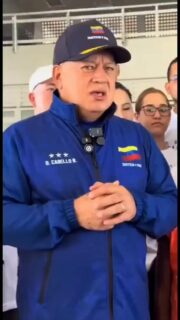 Diosdado Cabello rechaza intentos de desinformación frente al dolor del pueblo venezolano

Diosdado Cabello Rondón, vicepresidente Sectorial de Política, Seguridad Ciudadana y Paz, existen campañas mediáticas y criminales de un grupo de personas de la política que ignoran el dolor de los venezolano y su objetivo principal es crear desinformación y perturbar la paz del pueblo. 

“Uno tiene que denunciar ante el mundo esa campaña desmedida, criminal y miserable de algunos personajes de la política que no toman en consideración el desastre, el dolor del pueblo de Venezuela, la tristeza de quienes perdieron familiares aquí en La Guaira y en Caracas y en toda Venezuela; solo buscan  métodos para generar sobre nuestro país dudas, para acusar al pueblo de Venezuela de delitos que jamás han cometido”, expresó. 

En este sentido, rechazó declaraciones del Alcalde de Panamá, que le puso un GPS a la ayuda humanitaria. “¡Qué miserable, para chequear dónde está! Bueno, todo ladrón sueña que lo están robando”. 

 “El Alcalde de Panamá  cree que aquí en Venezuela nosotros nos vamos a robar la ayuda que es del pueblo. ¡Por Dios, qué miserable! Ahora, quienes están detrás de todo eso, los odiadores de Venezuela,  que no respetan el dolor humano, lo único que buscan es una ganancia política en medio del desastre”, destacó. 

Por otro lado, destacó que en Venezuela no hay espacio para ganancia política, resaltando que solo hay espacios para la solidaridad, para el amor, para el compañerismo y para el abrazo fraterno.