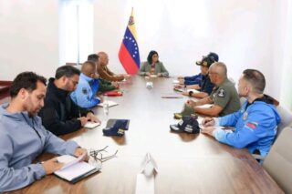 Presidenta Delcy Rodríguez evalúa despliegue de organismos de seguridad y Protección Civil para atender al pueblo

La presidenta de la República Bolivariana de Venezuela, Delcy Rodríguez, sostiene una reunión de trabajo en materia de seguridad para coordinar las tareas de acción dirigidas a la logística y atención integral de las personas afectadas por los dobles terremotos del pasado 24 de junio, los cuales afectaron a siete estados del país, sobre todo al estado La Guaira. 

En este encuentro participan el presidente de la Asamblea Nacional, Dr. Jorge Rodríguez; el vicepresidente sectorial de Política, Seguridad Ciudadana y Paz, Cap. Diosdado Cabello, y el ministro del Poder Popular para la Defensa, G/J. Gustavo González López, con el objetivo de evaluar el resguardo de la población.

Actualmente, el despliegue nacional cuenta con más de 30 mil efectivos pertenecientes a los cuerpos de seguridad en los estados afectados, principalmente en el estado La Guaira, donde las tareas coordinadas de rescate registran 6 mil 464 personas rescatadas y 128 mil familias atendidas. 

Asi mismo, el plan de asistencia mantiene operativos 107 campamentos transitorios que albergan a más de 20 mil personas bajo atención integral las 24 horas, labores a las que se suman 2 mil 471 rescatistas internacionales en operaciones de búsqueda y atención a las víctimas.