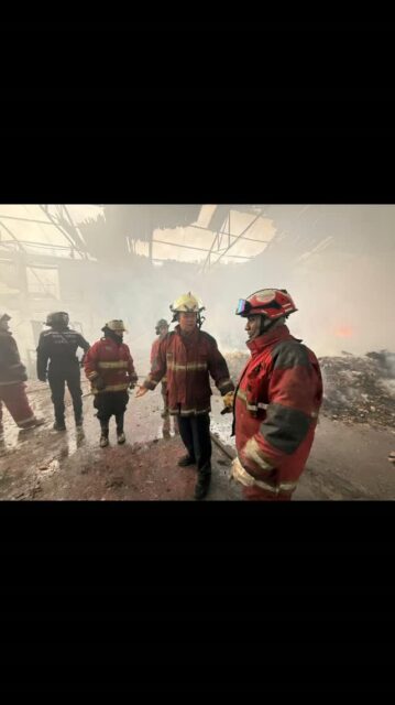 🚨 #ENDESARROLLO | Efectivos de diferentes cuerpos de bomberos se encuentran desde la madrugada de este domingo combatiendo un incendio de gran magnitud. En un galpon de la Yaguara
Un despliegue masivo y coordinado se mantiene activo en el lugar de los hechos donde se encuentra presente el Primer General (B) Juan Carlos González.
Director General Nacional de Bomberos, coordinando y supervisando de manera directa las complejas estrategias de extinción, confinamiento y ventilación junto al personal en el terreno.
Efectivos de diferentes cuerpos de bomberos y equipos de rescate arriesgan sus vidas segundo a segundo bajo una densa capa de humo. Las intensas maniobras tácticas tienen como prioridad cortar el avance de las llamas y evitar que afecten a los comercios y zonas residenciales vecinas.
El operativo conjunto continúa desplegado a plena capacidad para neutralizar los puntos calientes y asegurar la zona por completo.