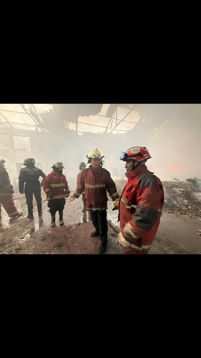 🚨 #ENDESARROLLO | Efectivos de diferentes cuerpos de bomberos se encuentran desde la madrugada de este domingo combatiendo un incendio de gran magnitud. En un galpon de la Yaguara
Un despliegue masivo y coordinado se mantiene activo en el lugar de los hechos donde se encuentra presente el Primer General (B) Juan Carlos González.
Director General Nacional de Bomberos, coordinando y supervisando de manera directa las complejas estrategias de extinción, confinamiento y ventilación junto al personal en el terreno.
Efectivos de diferentes cuerpos de bomberos y equipos de rescate arriesgan sus vidas segundo a segundo bajo una densa capa de humo. Las intensas maniobras tácticas tienen como prioridad cortar el avance de las llamas y evitar que afecten a los comercios y zonas residenciales vecinas.
El operativo conjunto continúa desplegado a plena capacidad para neutralizar los puntos calientes y asegurar la zona por completo.