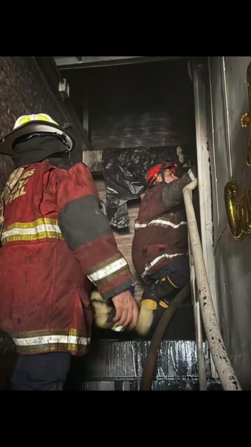 En horas de la tarde de este domingo, se registró un incendio en un local comercial ubicado en el sector El Cementerio, municipio Libertador, activando un despliegue de emergencia en la zona.
Efectivos de la Dirección General Nacional de Bomberos y del Cuerpo de Bomberos de Caracas se movilizaron de inmediato al lugar para atender el siniestro. Las operaciones de extinción y control de daños están siendo supervisadas en el sitio por el Primer General (B) Juan Carlos González, máximo jefe de la institución bomberil.
Las labores de combate y confinamiento del fuego en desarrollo con el despliegue de unidades de supresión de incendios y atención médica preventiva. Hasta el momento no se han reportado víctimas. Las autoridades iniciarán las investigaciones correspondientes para determinar el origen del fuego una vez sofocado en su totalidad.