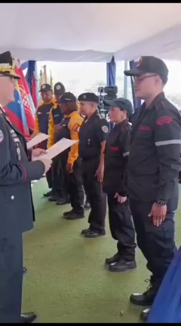 #18Sep - Con un acto especial el Concejo del Municipio Bolivariano Libertador, rindió homenaje y reconoce la labor, heroísmo y valentía del Cuerpo de Bomberos de Caracas, demostrado en el doble terremoto del 24 de junio. El evento se desarrollo en el parque Ezequiel Zamora, contando con la participación del Primer General (B) Juan Carlos González Director Nacional General de Bomberos y Presidente del FONBE.