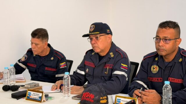 Bomberos jubilados reciben atención personalizada en la DGNB.
Este lunes por la mañana, el Primer General (B) Juan Carlos González, Director General Nacional de Bomberos y Bomberas, sostuvo un encuentro de trabajo con representantes de los bomberos jubilados del estado Delta Amacuro para atender sus solicitudes y evaluar estrategias de atención integral para este gremio.
La actividad contó con la participación de voceros de los funcionarios en reserva, quienes expusieron sus propuestas en materia de beneficios sociales, salud y reivindicaciones laborales.
Durante la jornada, el Primer General destacó el compromiso de las instituciones con la valoración del talento humano que prestó servicio a la patria y acordó la instalación de mesas de trabajo permanentes para el seguimiento de los compromisos asumidos.
#bomberos #Venezuela #Jubilados #Caracas