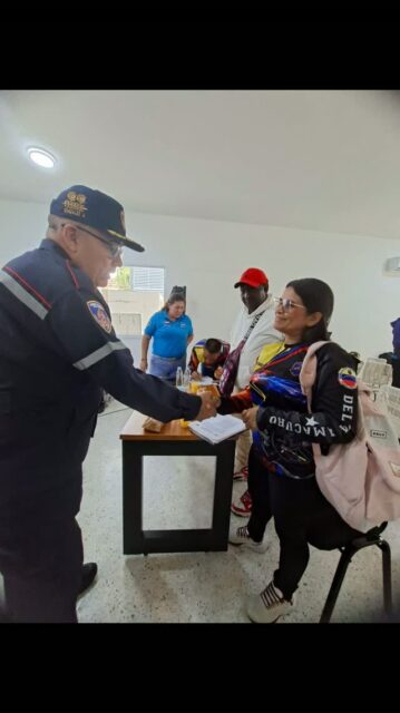 Bomberos jubilados reciben atención personalizada en la DGNB.
Este lunes por la mañana, el Primer General (B) Juan Carlos González, Director General Nacional de Bomberos y Bomberas, sostuvo un encuentro de trabajo con representantes de los bomberos jubilados del estado Delta Amacuro para atender sus solicitudes y evaluar estrategias de atención integral para este gremio.
La actividad contó con la participación de voceros de los funcionarios en reserva, quienes expusieron sus propuestas en materia de beneficios sociales, salud y reivindicaciones laborales.
Durante la jornada, el Primer General destacó el compromiso de las instituciones con la valoración del talento humano que prestó servicio a la patria y acordó la instalación de mesas de trabajo permanentes para el seguimiento de los compromisos asumidos.
#bomberos #Venezuela #Jubilados #Caracas