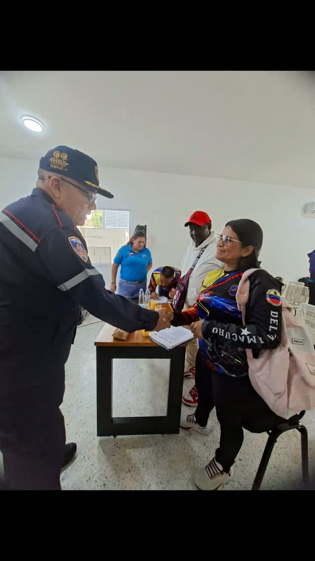 Bomberos jubilados reciben atención personalizada en la DGNB.
Este lunes por la mañana, el Primer General (B) Juan Carlos González, Director General Nacional de Bomberos y Bomberas, sostuvo un encuentro de trabajo con representantes de los bomberos jubilados del estado Delta Amacuro para atender sus solicitudes y evaluar estrategias de atención integral para este gremio.
La actividad contó con la participación de voceros de los funcionarios en reserva, quienes expusieron sus propuestas en materia de beneficios sociales, salud y reivindicaciones laborales.
Durante la jornada, el Primer General destacó el compromiso de las instituciones con la valoración del talento humano que prestó servicio a la patria y acordó la instalación de mesas de trabajo permanentes para el seguimiento de los compromisos asumidos.
#bomberos #Venezuela #Jubilados #Caracas